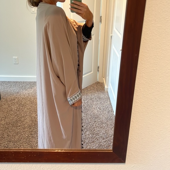 Beautiful Mauve Abaya with detailed trim - Picture 3 of 3